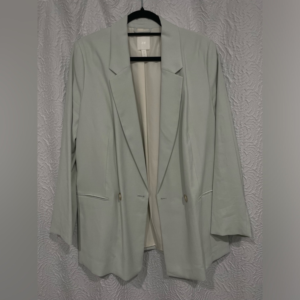 CLOSET CLEANOUT
EUC H&M oversized blazer size M